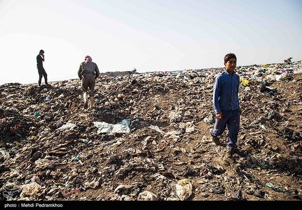 کوه‌های پسماند در دل تالاب شادگان