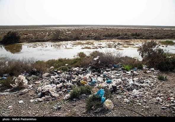 کوه‌های پسماند در دل تالاب شادگان