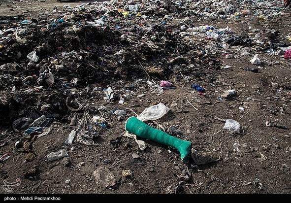 کوه‌های پسماند در دل تالاب شادگان