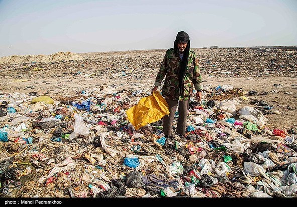 کوه‌های پسماند در دل تالاب شادگان