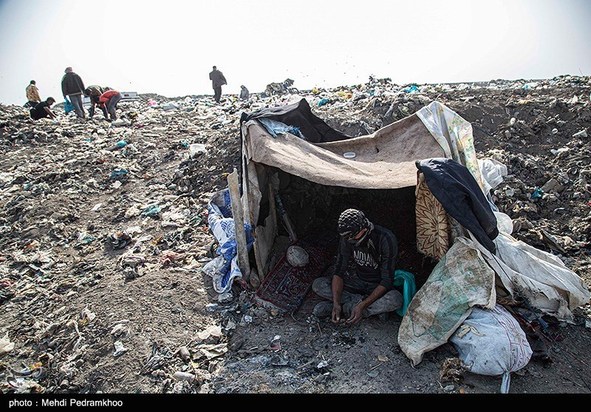 کوه‌های پسماند در دل تالاب شادگان