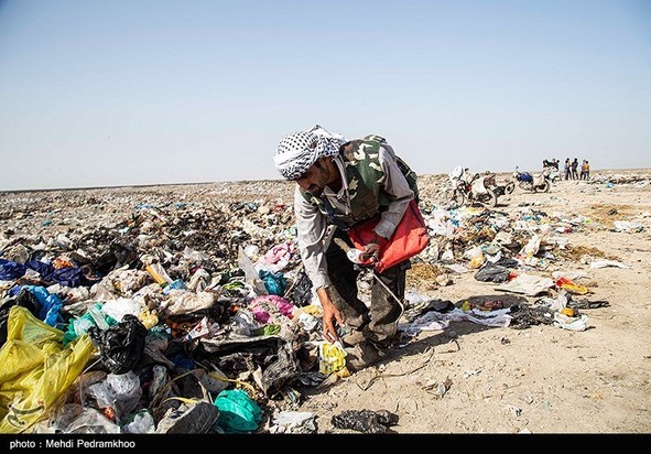 کوه‌های پسماند در دل تالاب شادگان