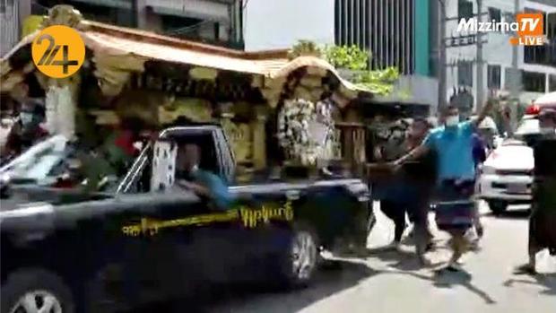 تشییع پیکر آنجل دختر کشته شده در اعتراضات میانمار