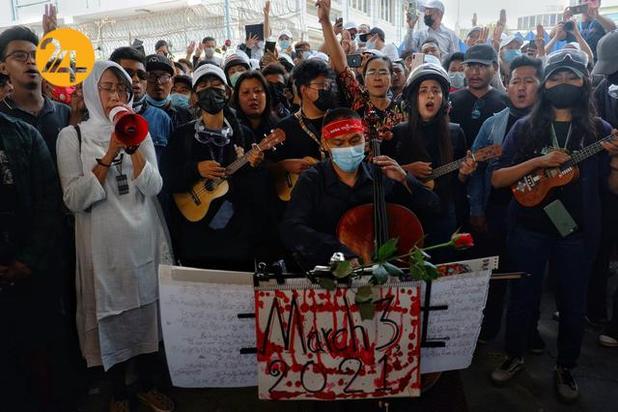 تشییع پیکر آنجل دختر کشته شده در اعتراضات میانمار