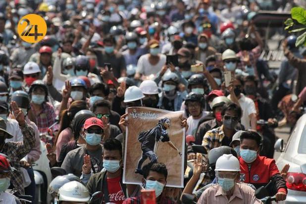 تشییع پیکر آنجل دختر کشته شده در اعتراضات میانمار