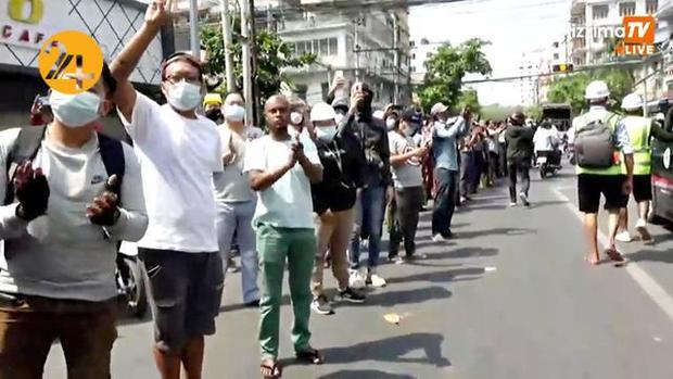 تشییع پیکر آنجل دختر کشته شده در اعتراضات میانمار