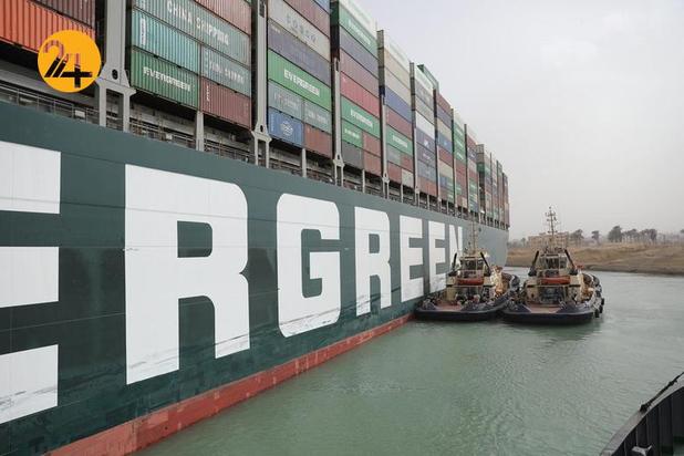 آزاد شدن کشتی به گل نشسته کانال سوئز