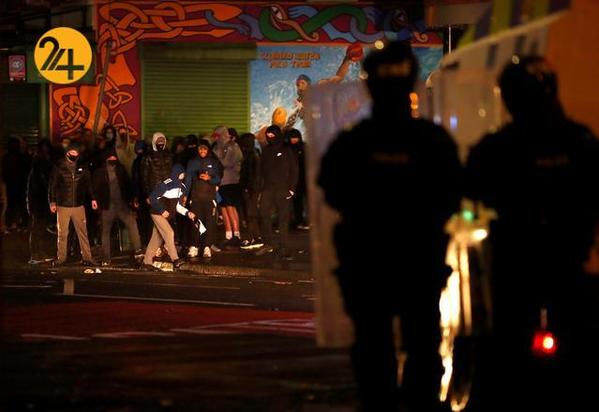 حمله مردم به پلیس بلفاست