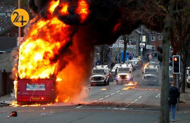 حمله مردم به پلیس بلفاست