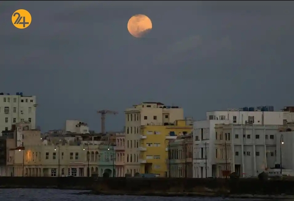 ابرماه صورتی