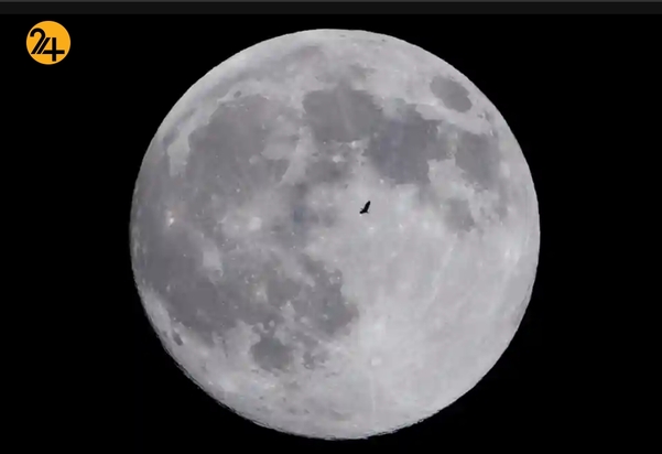 ابرماه صورتی