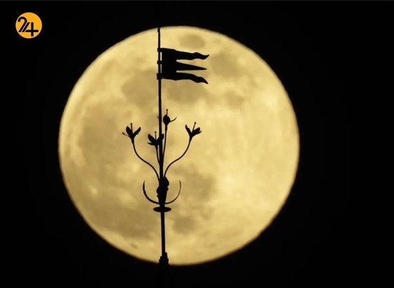 ابرماه صورتی