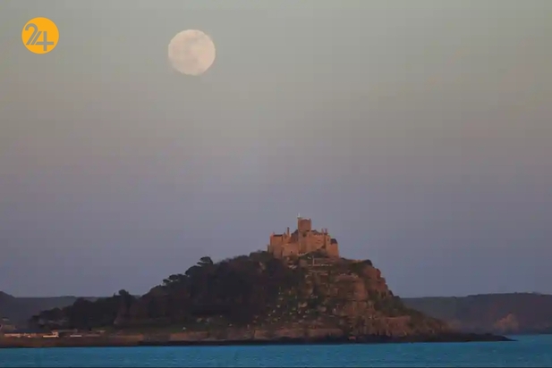 ابرماه صورتی