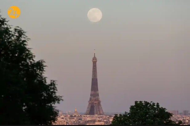 ابرماه صورتی