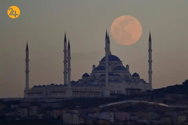 ابرماه صورتی