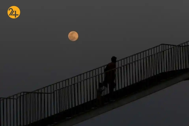 ابرماه صورتی