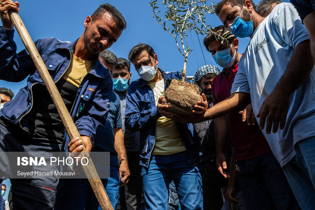 شادی کارگران هفت‌تپه پس از خلع ید مالک قبلی