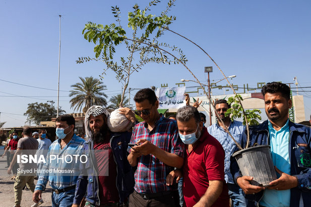 شادی کارگران هفت‌تپه پس از خلع ید مالک قبلی
