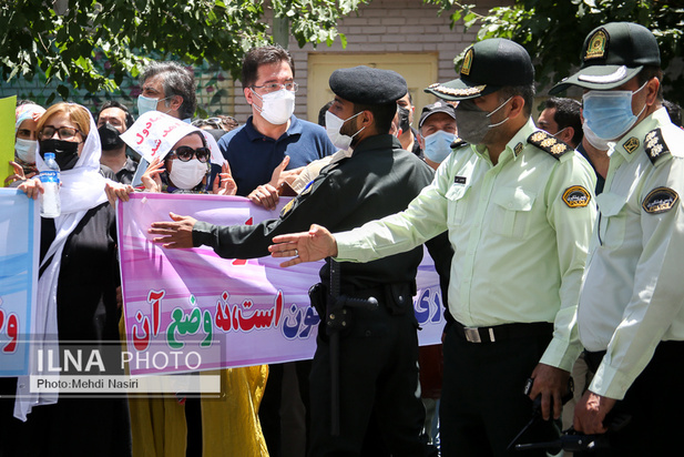 تجمع اعتراضی کلینیک‌ها و انجمن‌های ترک اعتیاد در مقابل سازمان و غذا و دارو