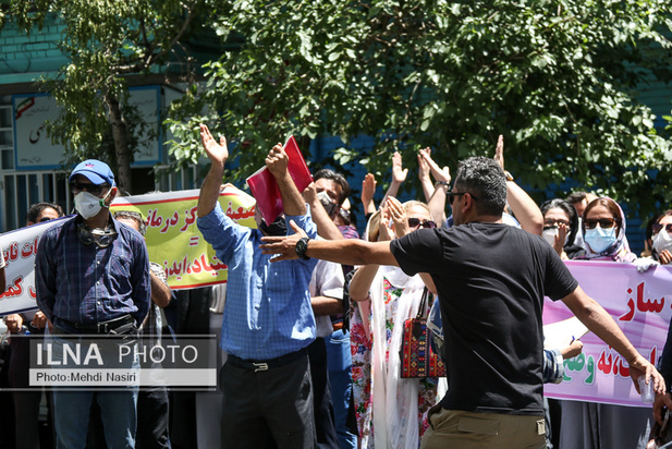 تجمع اعتراضی کلینیک‌ها و انجمن‌های ترک اعتیاد در مقابل سازمان و غذا و دارو