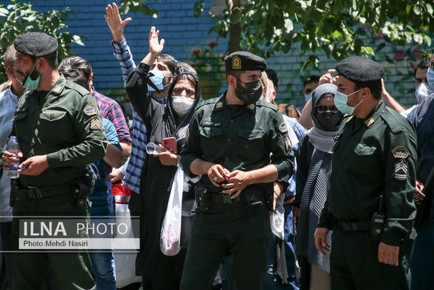 تجمع اعتراضی کلینیک‌ها و انجمن‌های ترک اعتیاد در مقابل سازمان و غذا و دارو