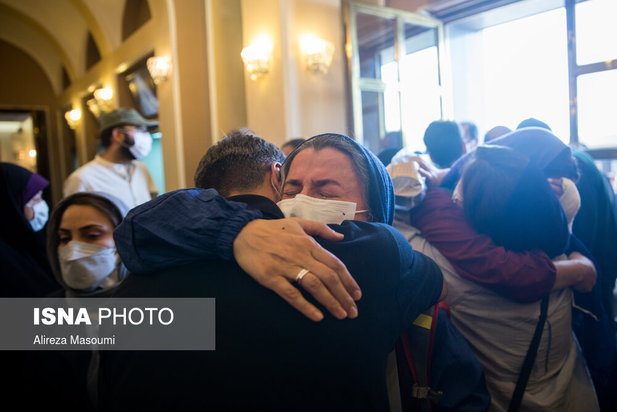 ورود قربانیان و مصدومان سانحه واژگونی اتوبوس خبرنگاران، به فرودگاه مهرآباد