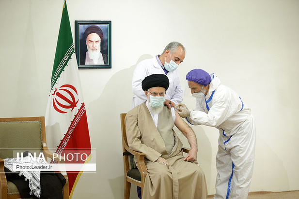 دریافت دُز اول واکسن ایرانی کوو برکت توسط رهبر انقلاب