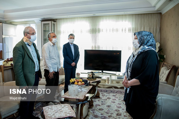 حضور جمعی از مسئولین در منزل خبرنگاران جانباخته