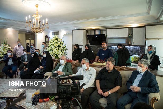 حضور جمعی از مسئولین در منزل خبرنگاران جانباخته
