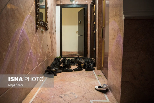 حضور جمعی از مسئولین در منزل خبرنگاران جانباخته