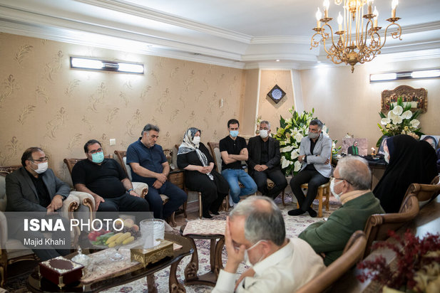 حضور جمعی از مسئولین در منزل خبرنگاران جانباخته