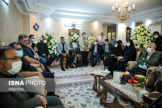 حضور جمعی از مسئولین در منزل خبرنگاران جانباخته