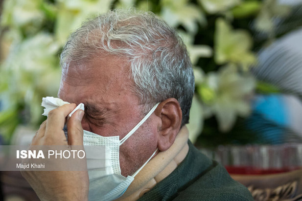 حضور جمعی از مسئولین در منزل خبرنگاران جانباخته