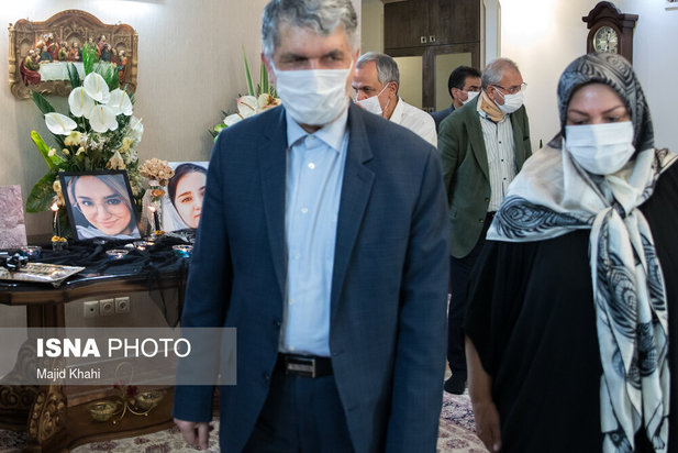 حضور جمعی از مسئولین در منزل خبرنگاران جانباخته