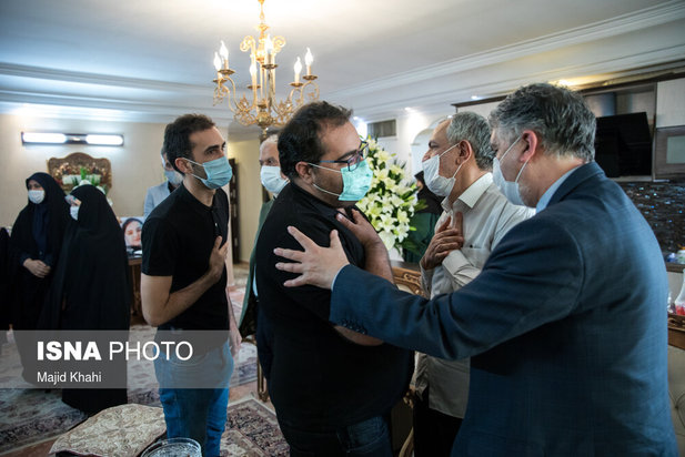 حضور جمعی از مسئولین در منزل خبرنگاران جانباخته