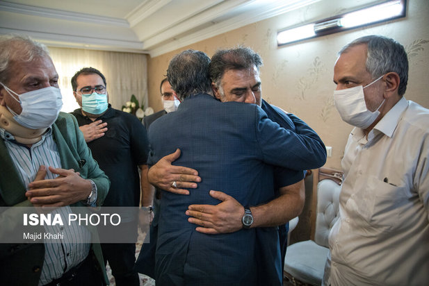 حضور جمعی از مسئولین در منزل خبرنگاران جانباخته