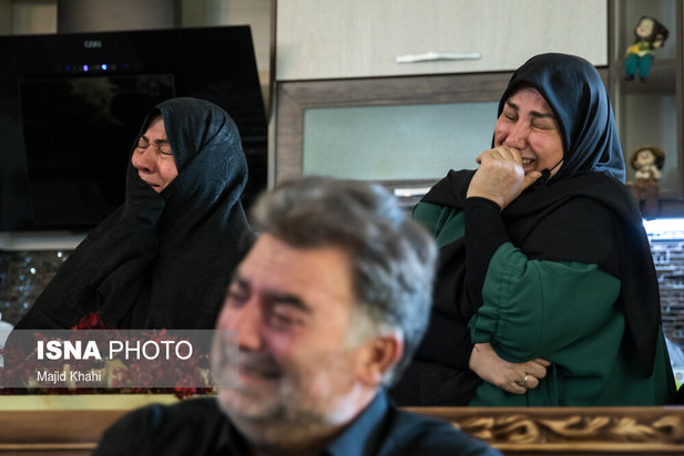 حضور جمعی از مسئولین در منزل خبرنگاران جانباخته