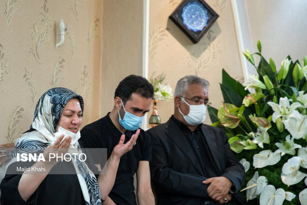 حضور جمعی از مسئولین در منزل خبرنگاران جانباخته
