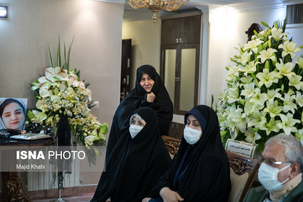 حضور جمعی از مسئولین در منزل خبرنگاران جانباخته