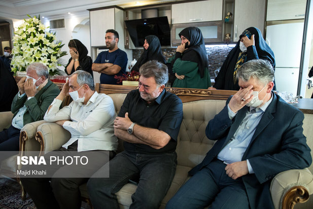 حضور جمعی از مسئولین در منزل خبرنگاران جانباخته