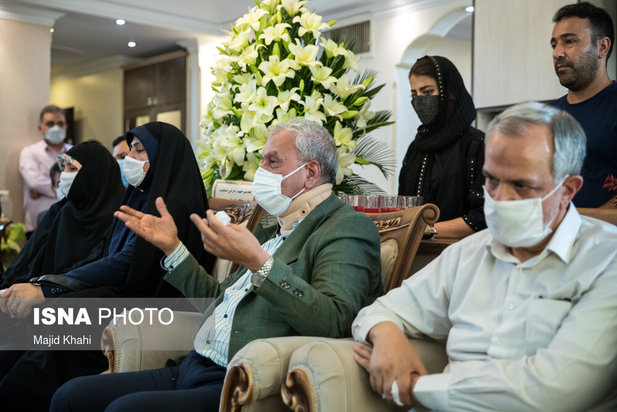 حضور جمعی از مسئولین در منزل خبرنگاران جانباخته