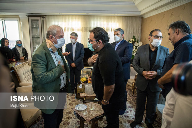حضور جمعی از مسئولین در منزل خبرنگاران جانباخته