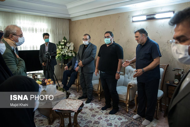 حضور جمعی از مسئولین در منزل خبرنگاران جانباخته