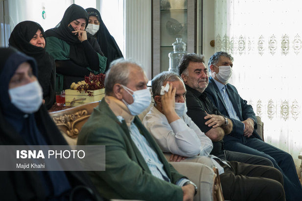 حضور جمعی از مسئولین در منزل خبرنگاران جانباخته