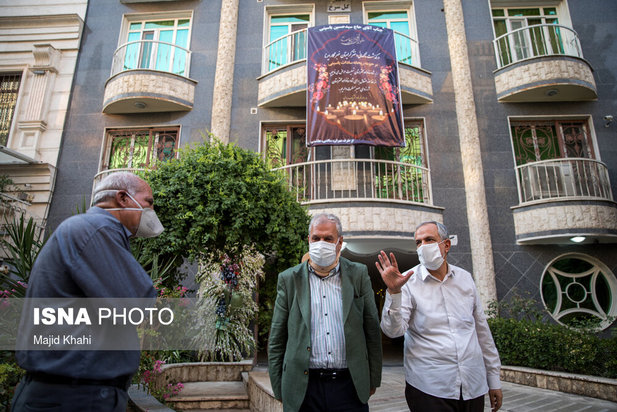 حضور جمعی از مسئولین در منزل خبرنگاران جانباخته