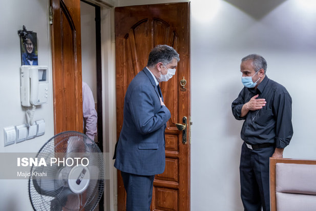 حضور جمعی از مسئولین در منزل خبرنگاران جانباخته