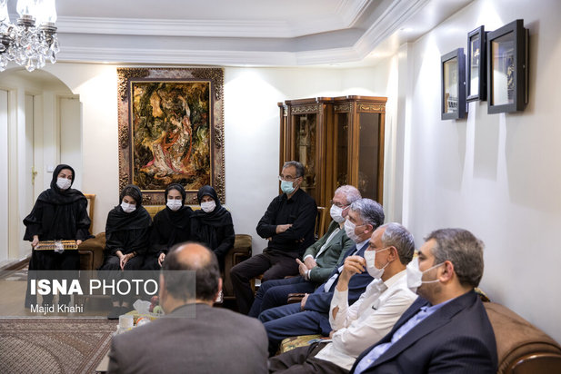 حضور جمعی از مسئولین در منزل خبرنگاران جانباخته