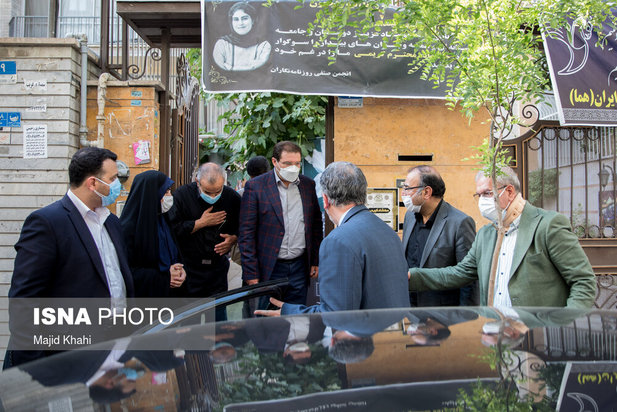 حضور جمعی از مسئولین در منزل خبرنگاران جانباخته