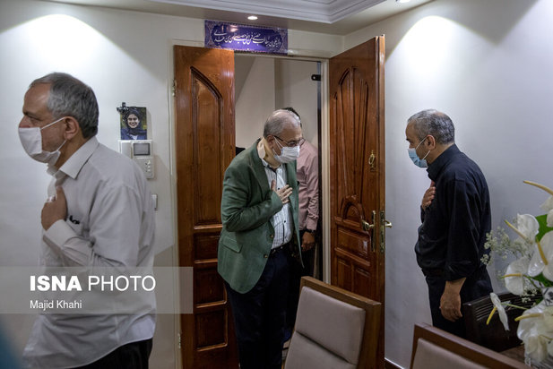 حضور جمعی از مسئولین در منزل خبرنگاران جانباخته