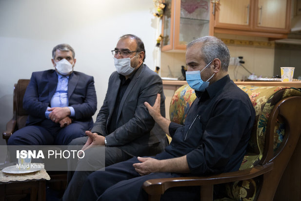 حضور جمعی از مسئولین در منزل خبرنگاران جانباخته